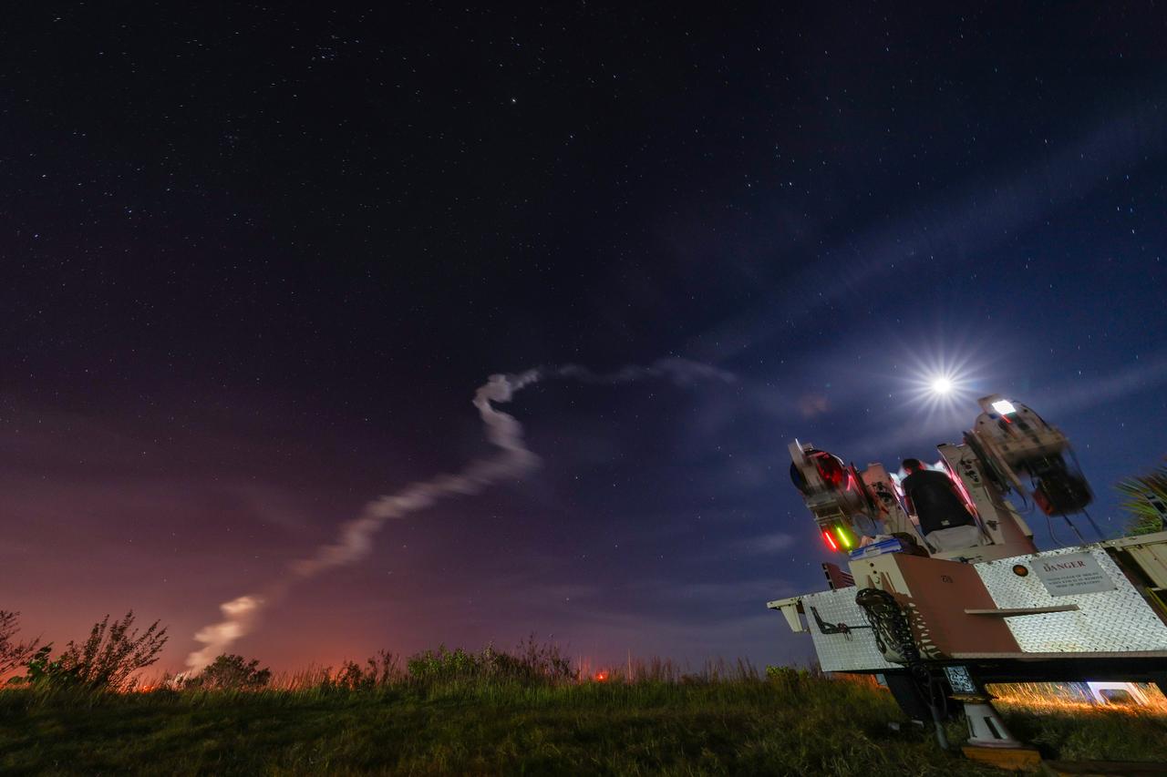 NASA’s Space Launch System (SLS) rocket with the Orion spacecraft atop launches the agency’s Artemis I flight test, Wednesday, Nov. 16 from Launch Complex 39B at NASA’s Kennedy Space Center in Florida. The Moon rocket and spacecraft lifted off at 1:47 a.m. ET. The Artemis I mission is the first integrated test of the agency’s deep space exploration systems: the Space Launch System rocket, Orion spacecraft, and supporting ground systems. The mission is the first in a series of increasingly complex missions to the Moon. With Artemis missions, NASA will land the first woman and first person of color on the Moon, using innovative technologies to explore more of the lunar surface than ever before.